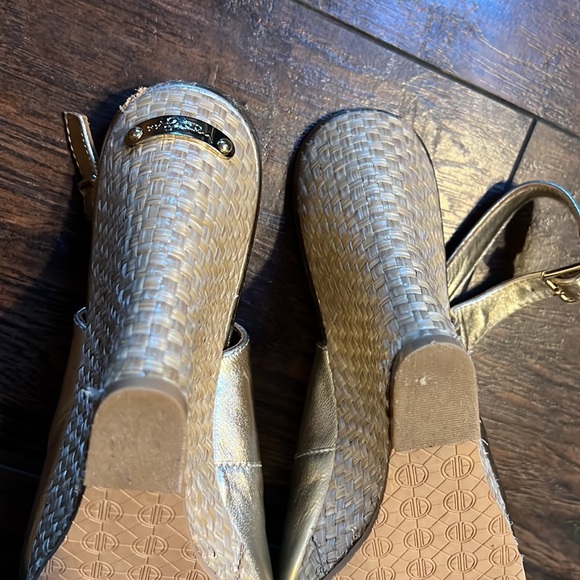 Lilly Pulitzer Gold Wedge - Picture 13 of 16